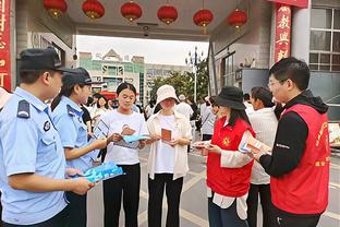 被防懵了！布克出任控卫16投6中 得到21分11篮板6助攻出现7失误